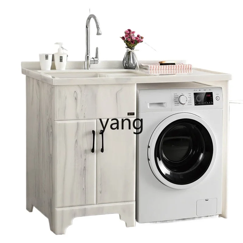 Balcon LH avec planche à friction, lavabo intégré, piscine à linge, autre armoire de salle de bain combinée significative