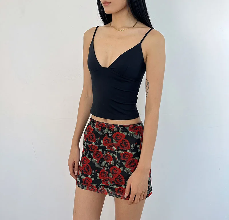 

Женская майка с V-образным вырезом Play Camisole сами в вишнево-красной майке