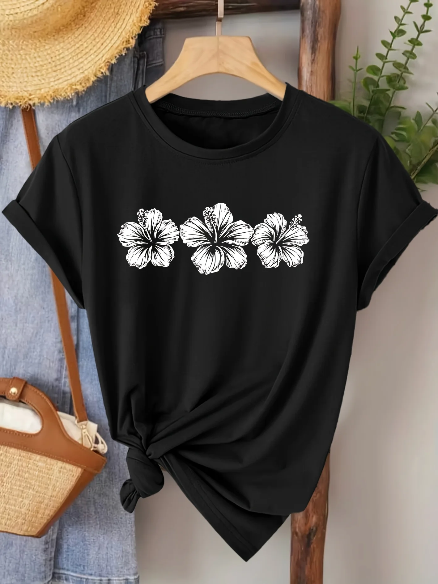 Elegant Short-Sleeved Top for Women Featuring a Hibiscus Flower Print Fashion Harajuku Kawaii T-shirt Women's Y2K Clothing ﻿ ﻿