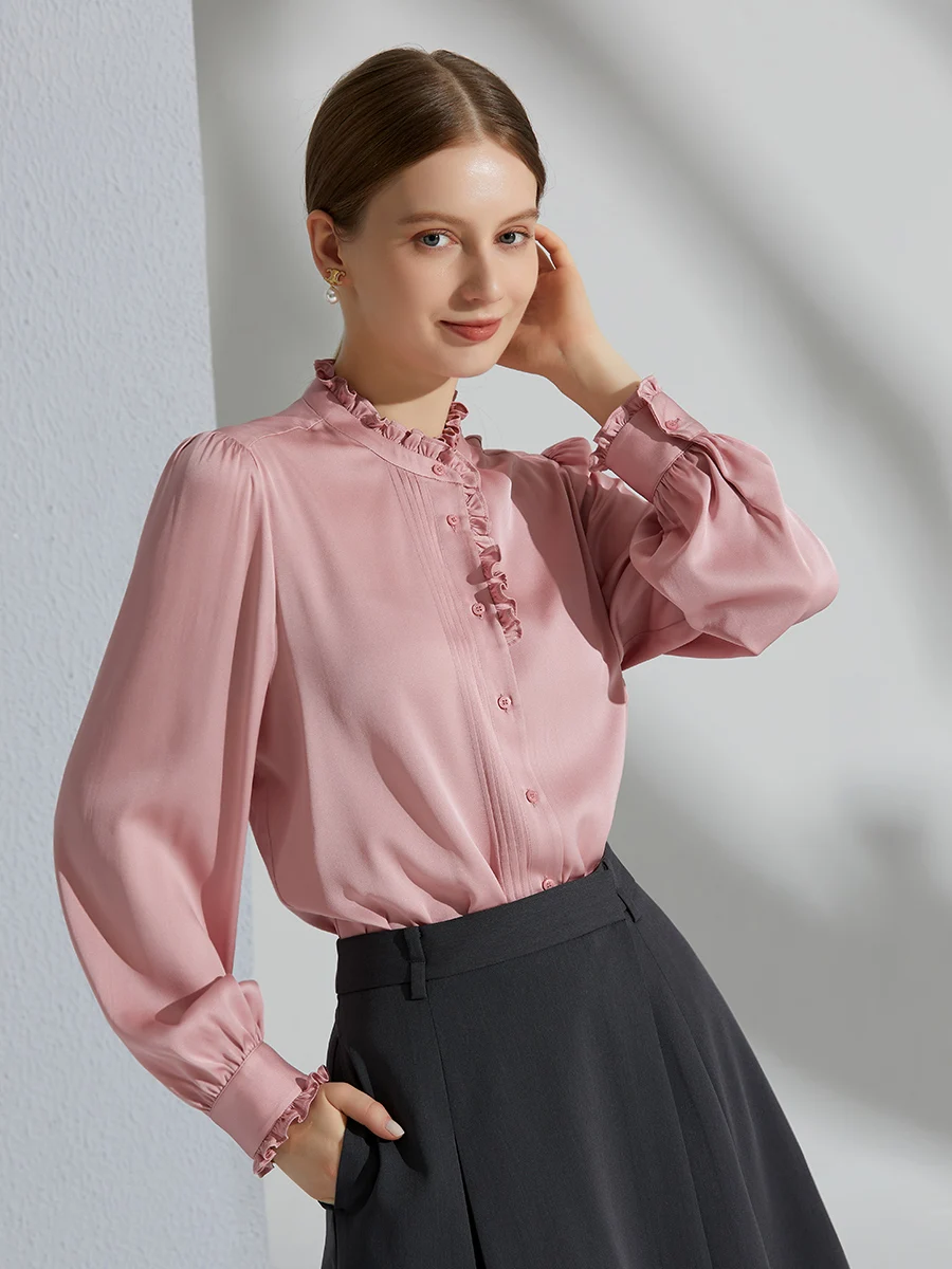 

Шелковая женская блузка с длинными рукавами-фонариками и воротником-стойкой, из натурального шелка, с деревянными пуговицами, в французском стиле.