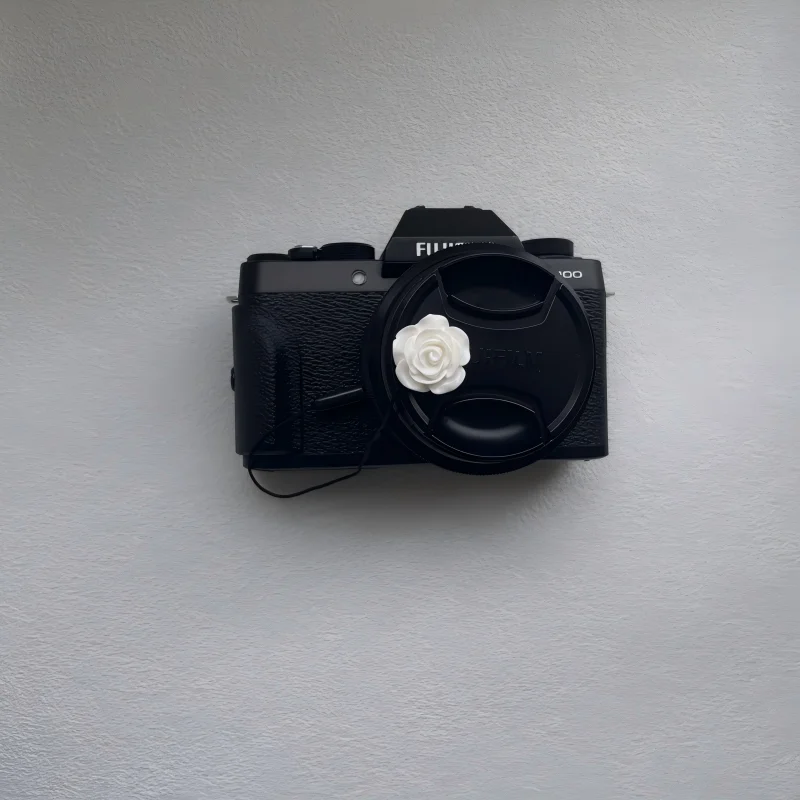 Cute Floral Hot Shoe Cap & Lens Cap Keeper Set, 2-in-1 Decorative White Rose Camera Accessory Gift For Photographers Canon Sony