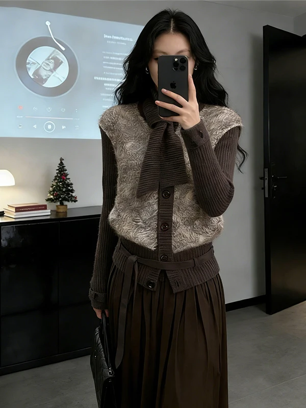 

Ретро-комплект: флисовый вязаный свитер с цветными блоками и юбка-полусолнце кофейного цвета. Новинка осенне-зимнего сезона. Модный женский комплект.