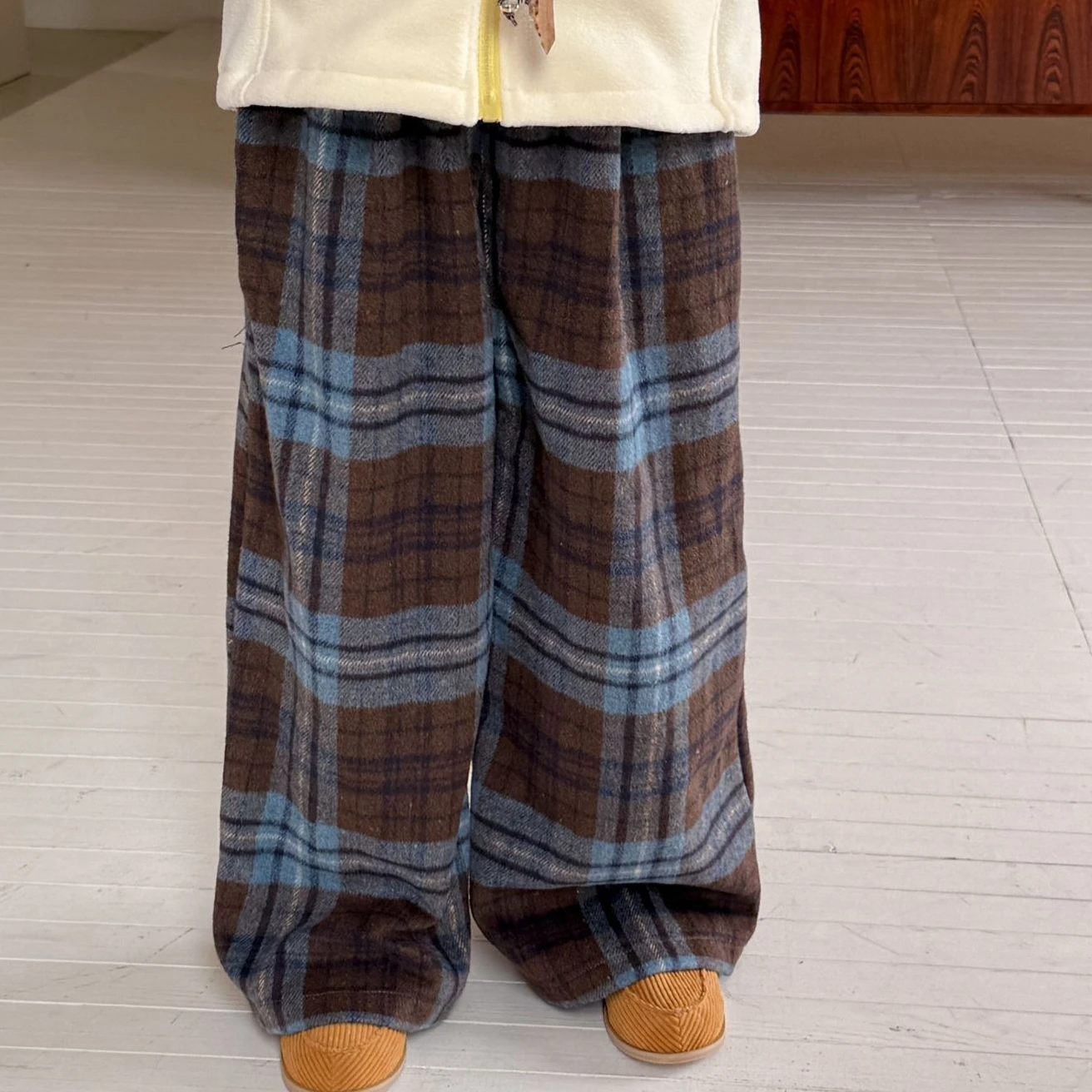 Calças da menina 2025 outono e inverno novas roupas infantis estilo coreano menina bebê solto espessamento preguiçoso xadrez calças de perna larga