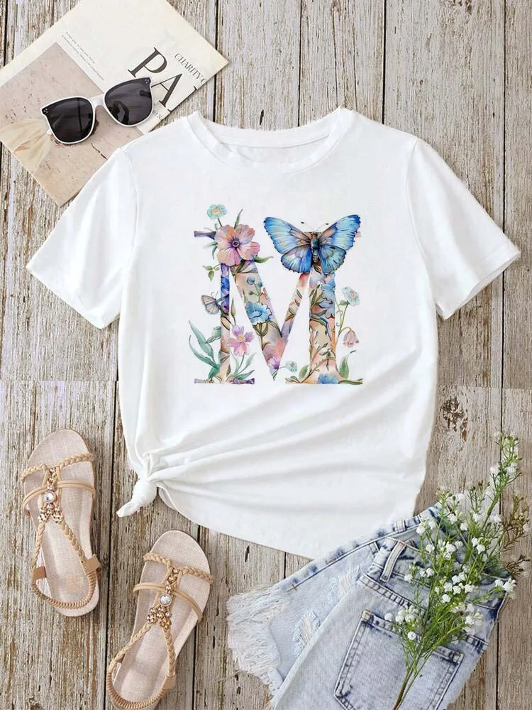 Camiseta de Moda para Mujer con Combinación de Letras Personalizadas, Diseño Floral de Mariposa con Letras A B C D E F G, Tops de Manga Corta para Mujer