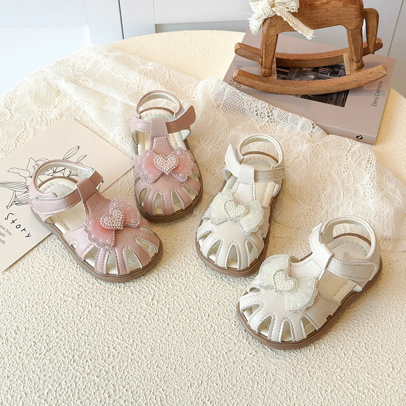 

Girls Princess Sandals with Rhinestone Heart Bow Children Summer Beach Shoes Hollow Out Kids Toes Capped Sandals Sweet