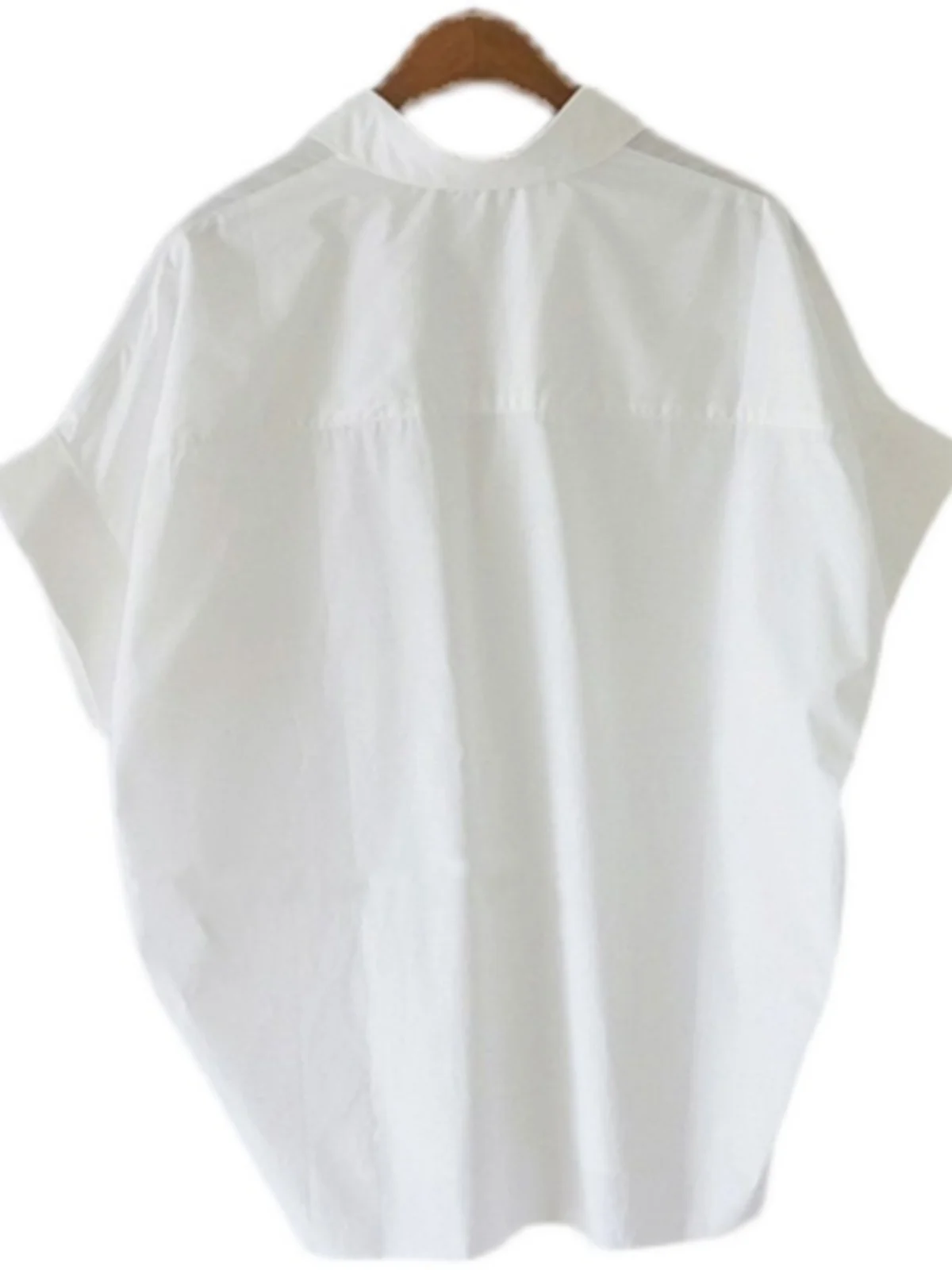 เสื้อผู้หญิงผ้าฝ้ายคอวีทรงหลวมแขนทรงปีกค้างคาวสีขาวสำหรับฤดูร้อน แบรนด์ดัง ติดกระดุม สไตล์เกาหลี ทรงตรง