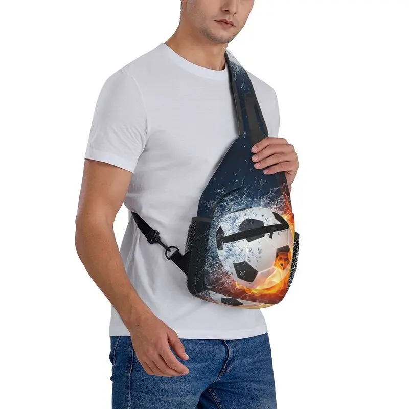 حقيبة ظهر كرة السلة لكرة القدم في النار والماء بحمالة كروس للرجال، حقيبة كتف على الصدر للسفر وركوب الدراجات