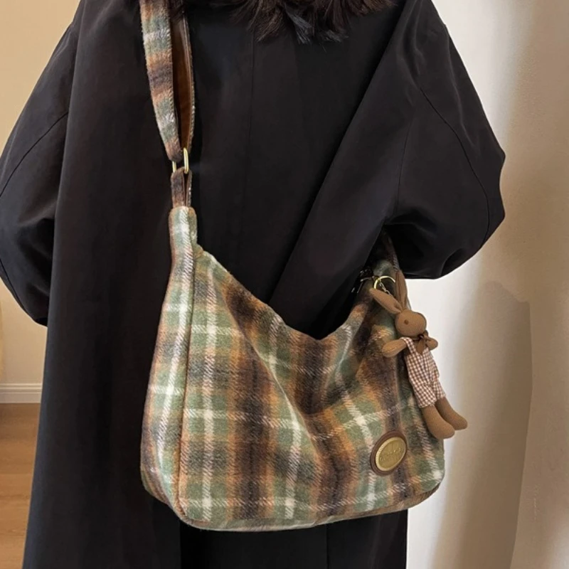 Karierte Gingham Damen Umhängetaschen Woolen Plaid Weibliche Umhängetaschen Retro Trendy Damen Große Handtaschen mit Anhänger