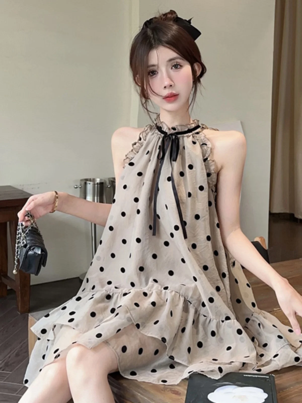 Mini vestito estivo da donna con volant e design a pois vintage con fiocco e gonna a trapezio corta da spiaggia casual allentata in chiffon marrone