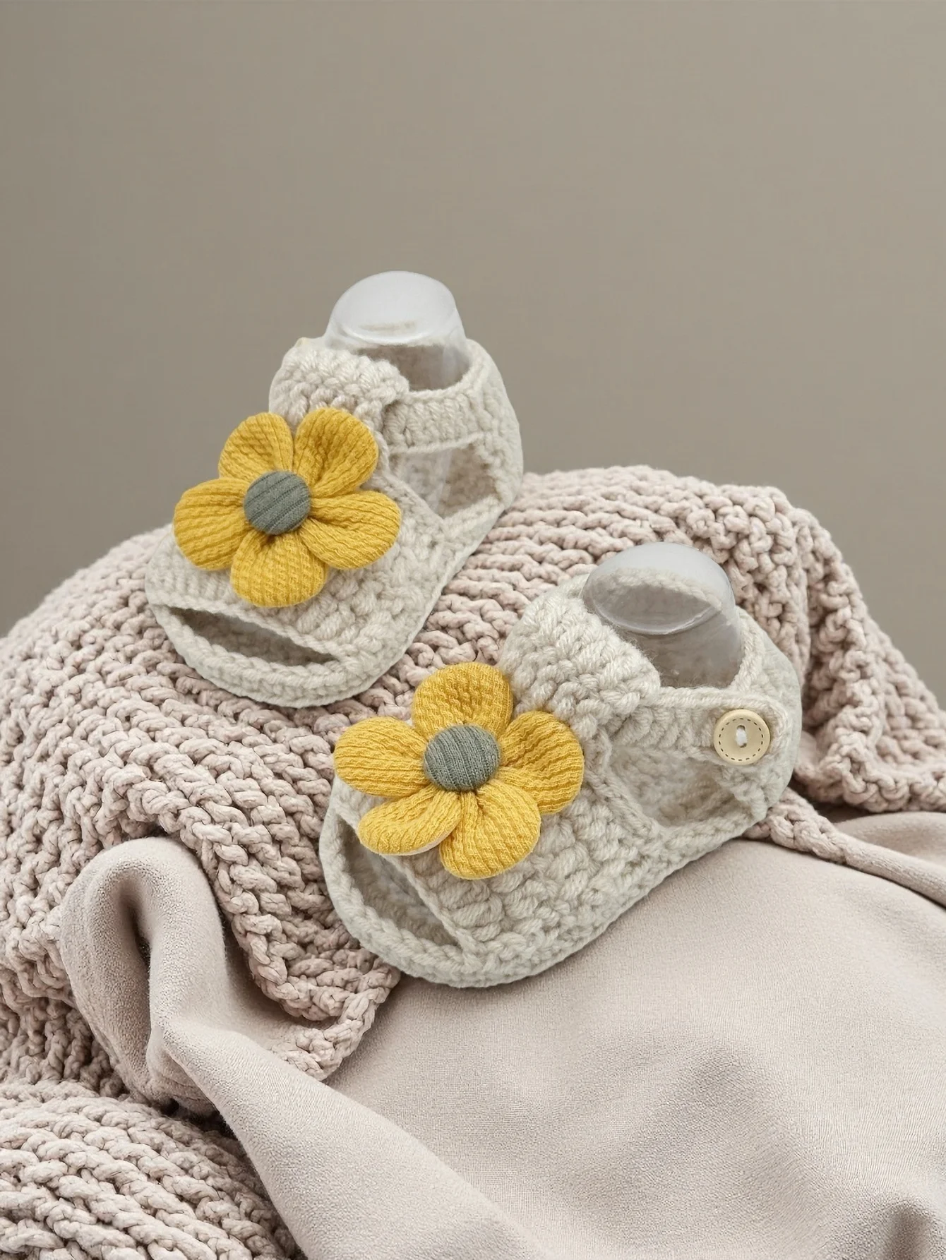 

1 пара детских вязаных пинетков с желтым цветком, детские тапочки из хлопка ручной работы, кремово-белые вязаные туфли с деталями на пуговицах