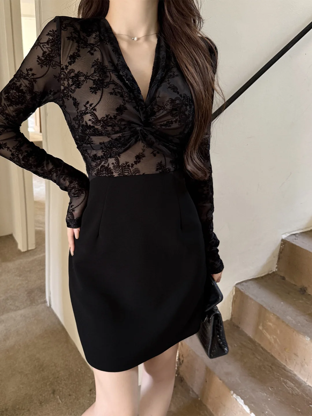 خمر الخامس الرقبة الدانتيل بألواح عقدة التفاصيل الأسود البسيطة Bodycon فستان أنيق سليم صالح طويلة الأكمام مكتب فستان المرأة الملابس العصرية