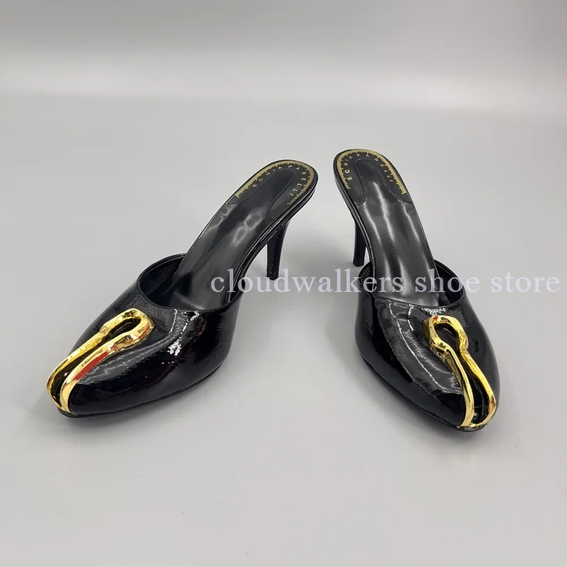 Pantoufles en cuir verni noir et blanc à bout rond, décor en métal de forme spéciale, pantoufles élégantes à enfiler pour fête d'été pour femmes