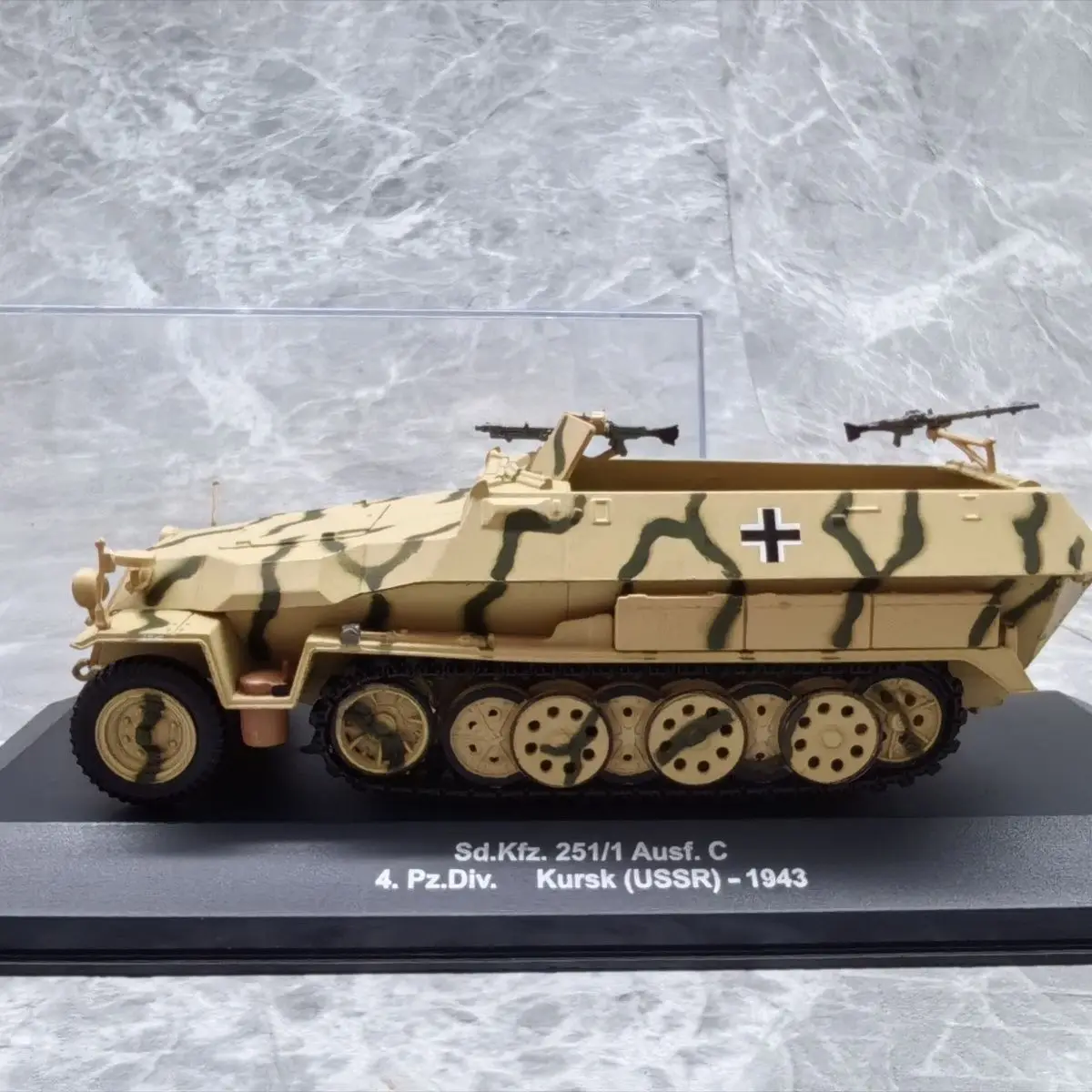 1/43 Half-track SD.KFZ.251 Special Armored Vehicle (alloy（main body）+plastic material) model ornament