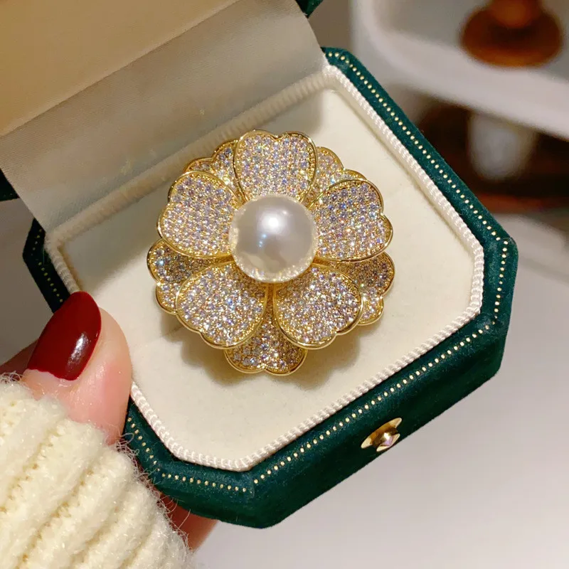 CC Elegant Brooch Full of Zirconia Romantic Flower Shape Coat Pins Imitation Pearl Gold Color Luxury Cardigan Shawl Buckles B87