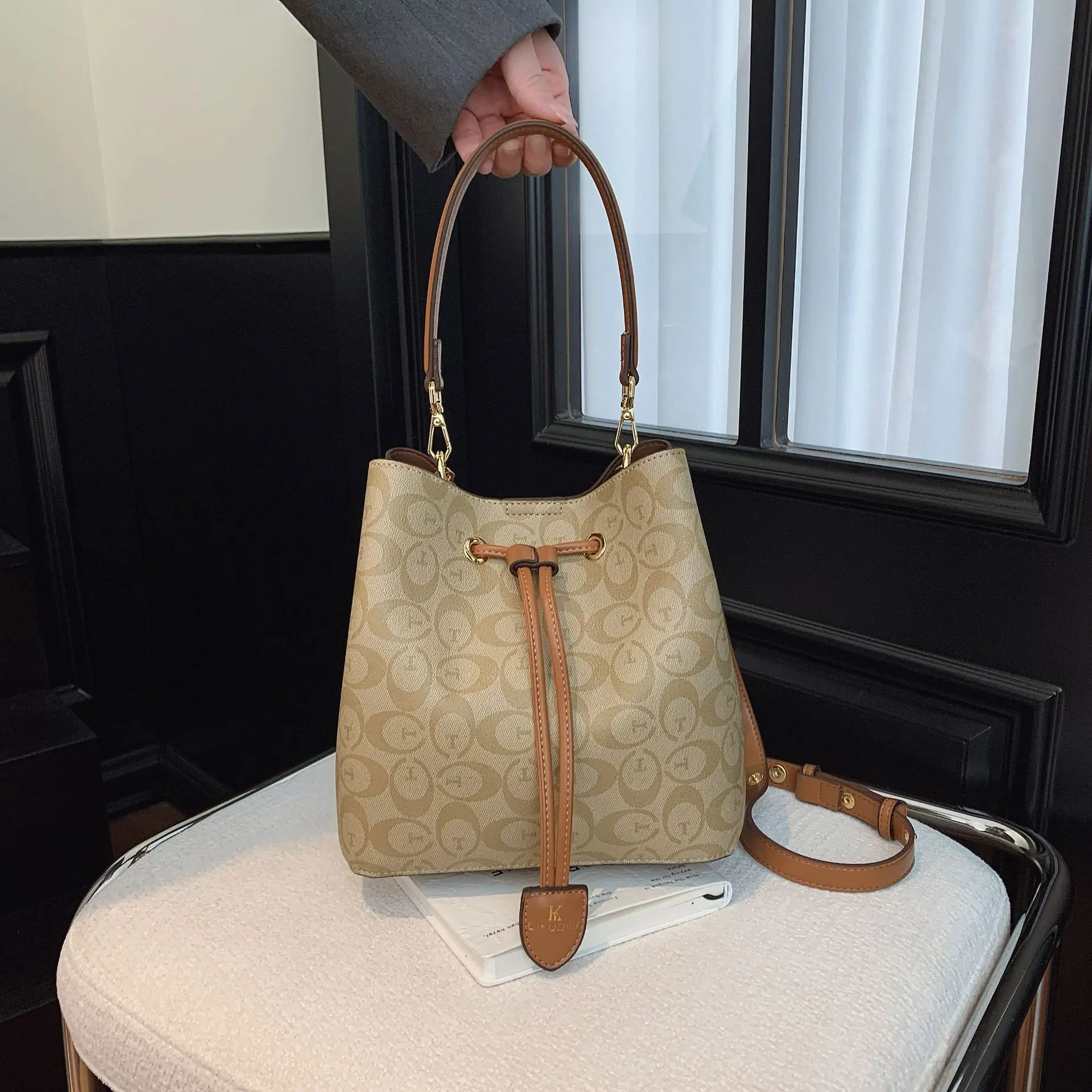 

Винтажная сумка-ведро с монограммой 2025 года, мини-тоут на шнурке, регулируемая сумка через плечо и кошелек подмышками