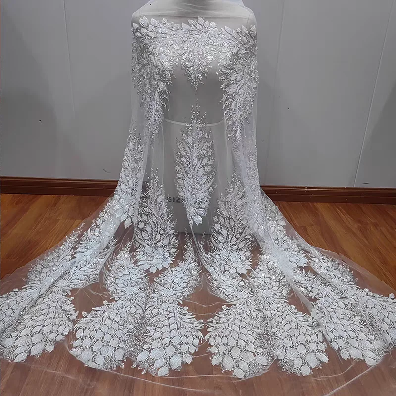 

Великолепная кружевная ткань с сильными листьями и серебряными блестками для свадебного платья