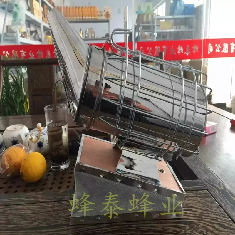 A Beekeeping Tools, Bee Tools, Stainless Steel Smoke Spraying Cowhide Export Type Smoke Spraying Device, Anti Scalding Cover Bot