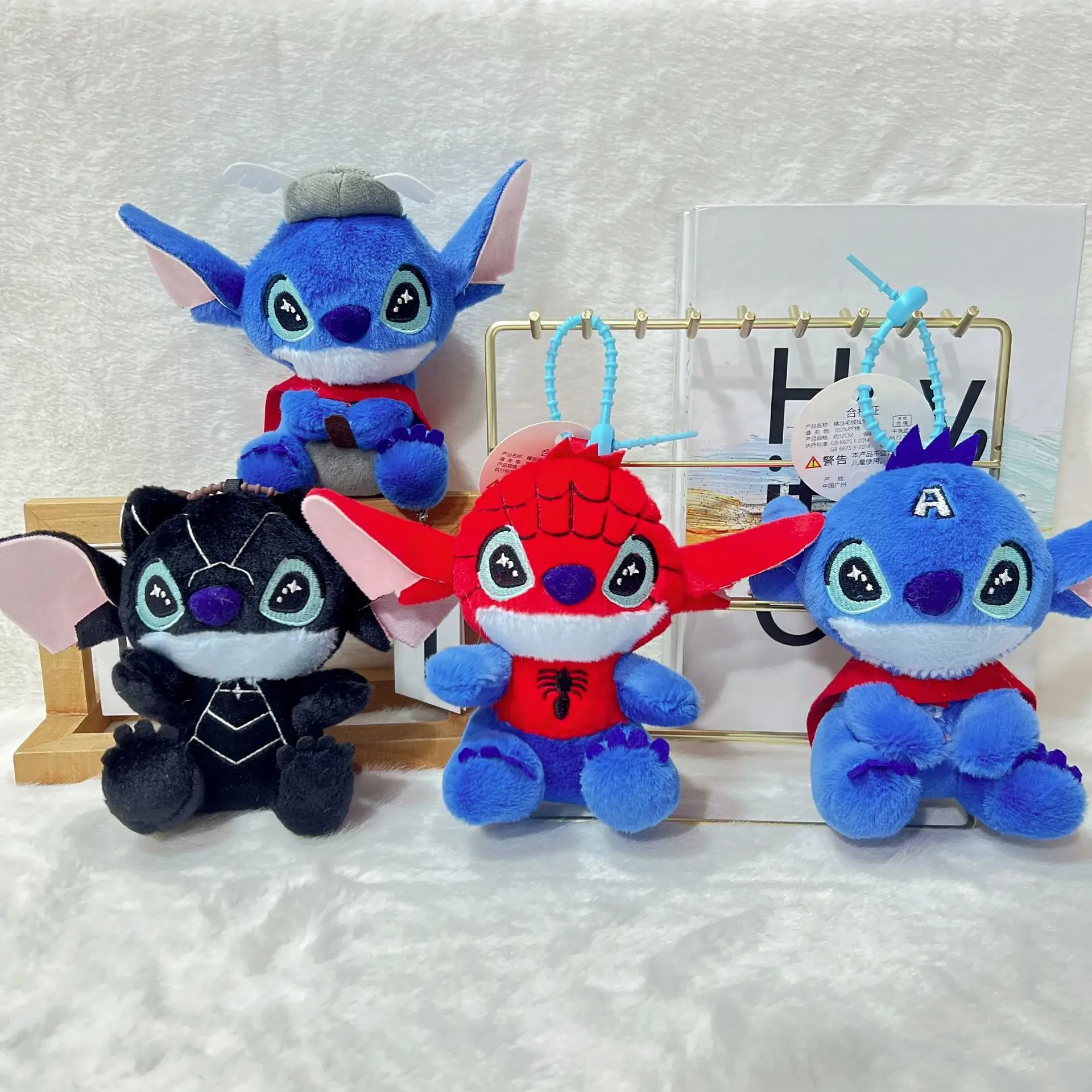 

Коллекционные плюшевые брелоки Hot Toys Stitch Cosbi, серия «Сюрприз», фигурки Тора, Железного человека, Человека-паука, игрушки для детей, рождественские подарки