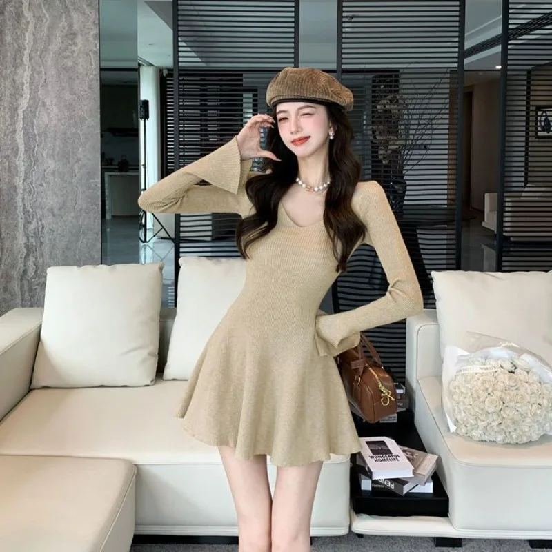 فستان قصير محبوك فرنسي رومانسي برقبة على شكل حرف v وأكمام طويلة للتخسيس على شكل حرف a لتحديد الخصر موضة نسائية للتنقل في الخريف والشتاء