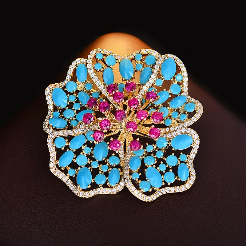 

Новинка 2025 года, модные броши с бирюзовым цветком для женщин, высококачественный дизайн, легкие роскошные циркониевые элегантные аксессуары для одежды, булавки