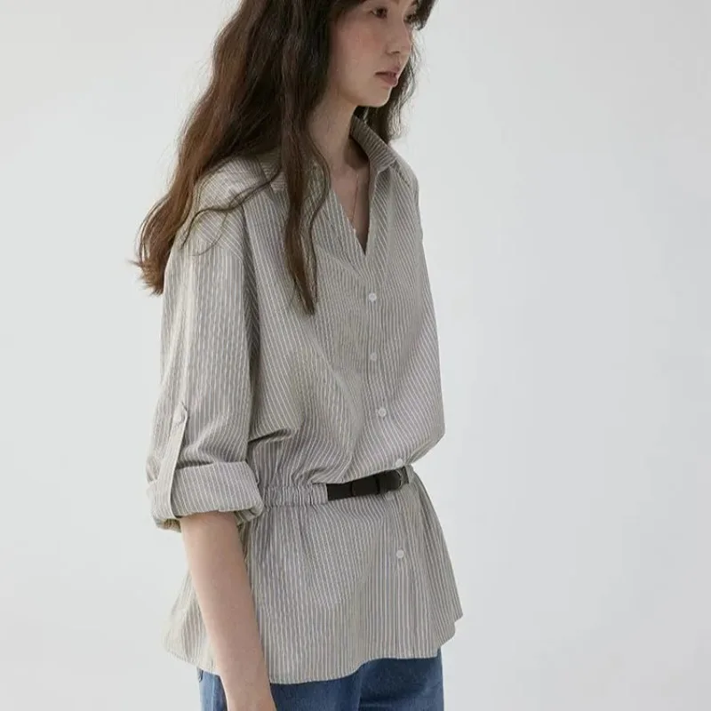 

Женская бежевая полосатая рубашка с коротким рукавом и завязками на талии