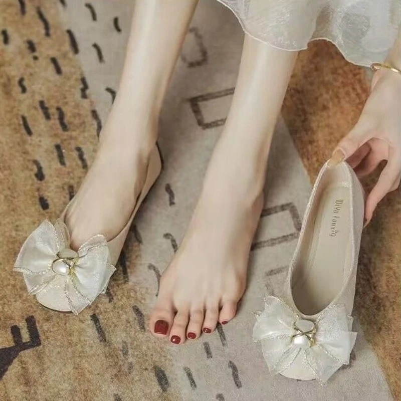 2026 Spring Autumn New Ladies Flat Shoes for Skirts Low Heel Bow Detail Gentle Romantic Soft Elegant Style