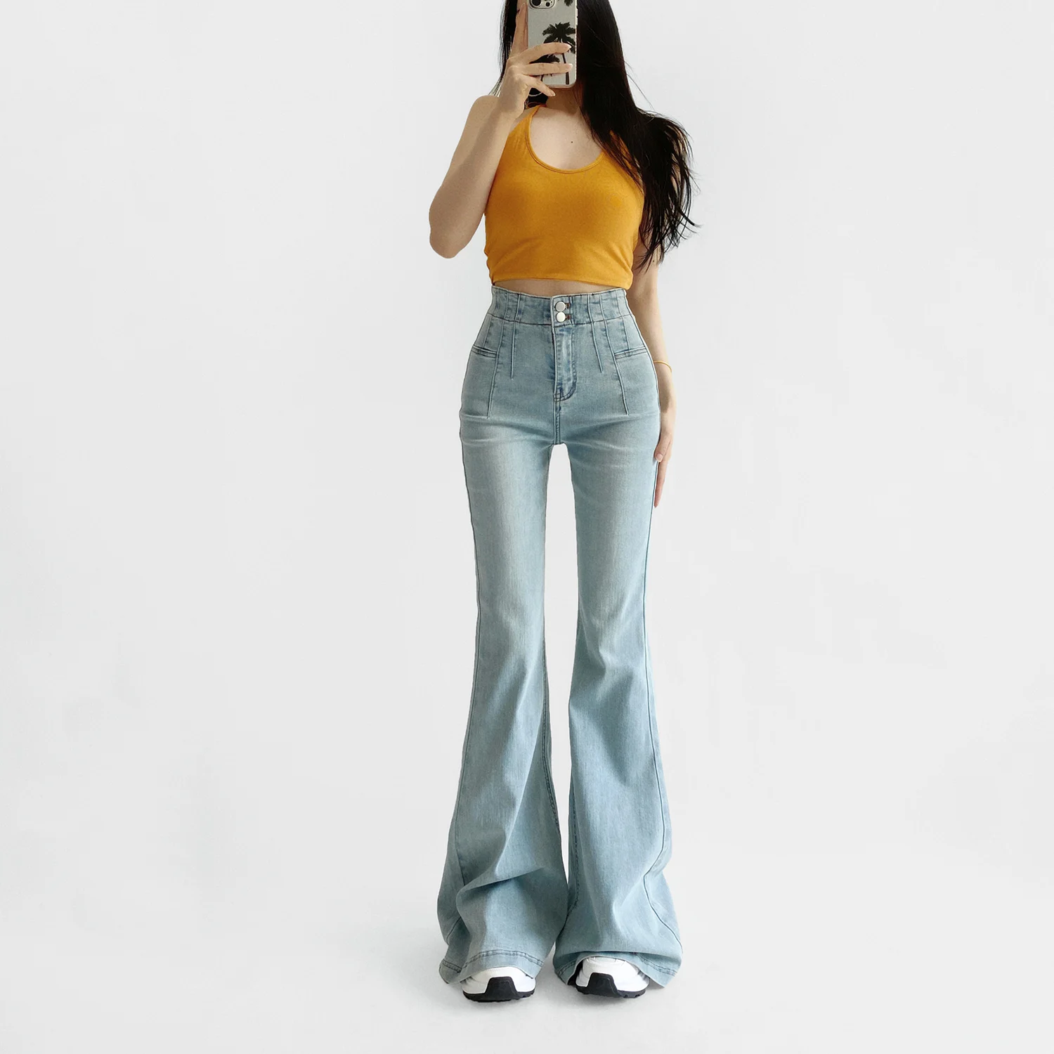 กางเกงยีนส์ทรงขาบานเอวสูง — ทรงเข้ารูปสไตล์วินเทจ ขาบานโดดเด่น (หลายสี)