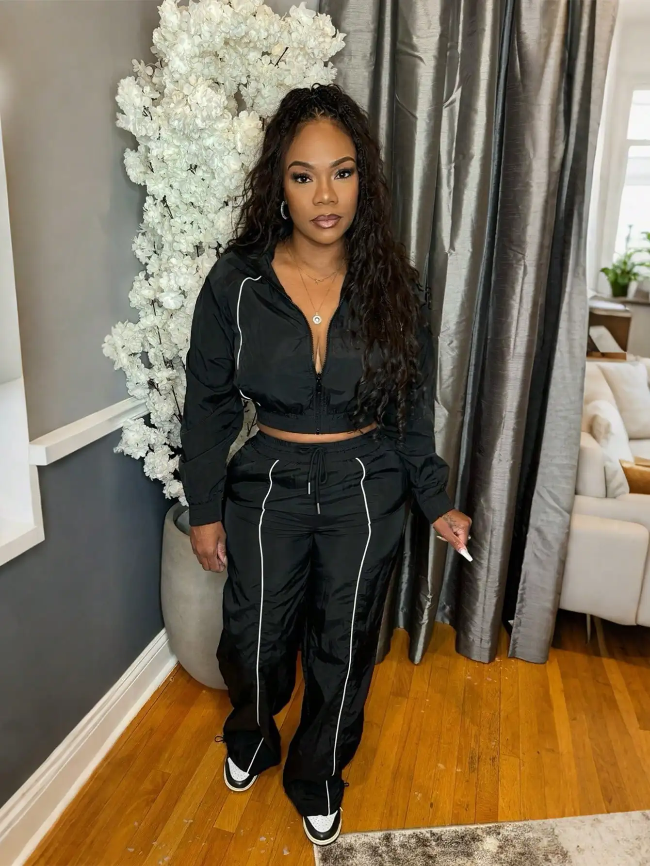 2-delige damesset met zwarte contrasterende strepen en trainingsbroek met wijde pijpen en elastische taille