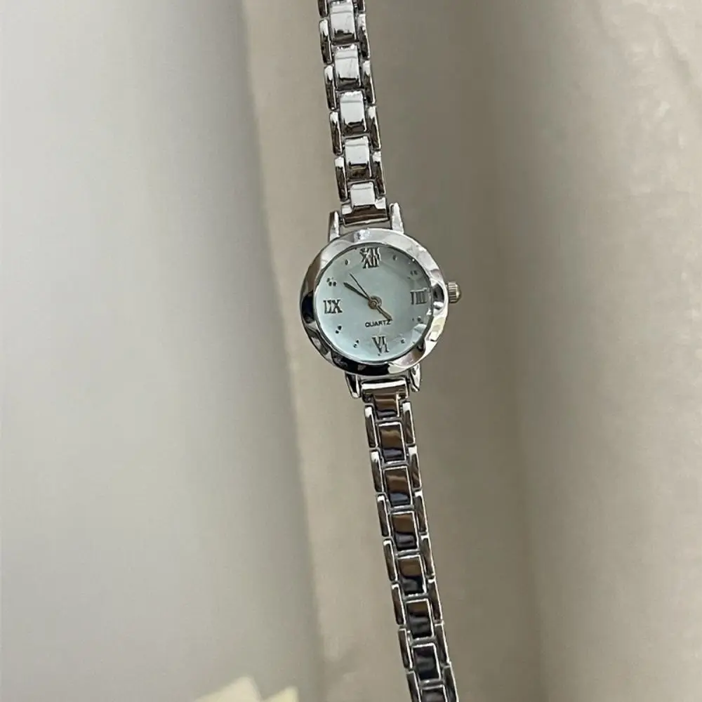 Classic Exquisite Golden Wrist Watch Light Luxury Small Round Dial Women Watch Retro Classic Quartz Wristwatch Daily Use