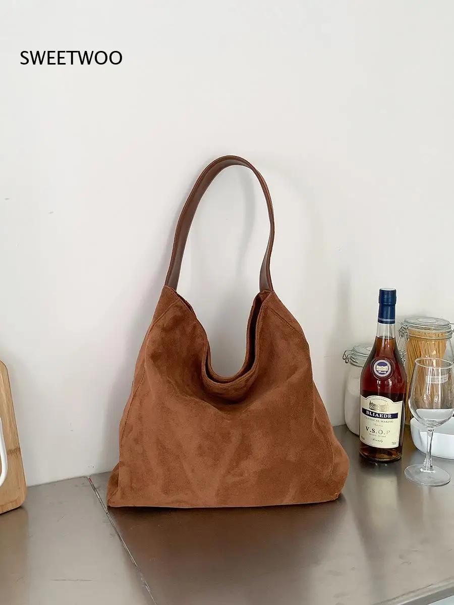 Versatile Shoulder Hobo Bag Relaxed Wide Comfortable Strap Lightweight Design Suitable for Dates Shopping Trips and Daily Use