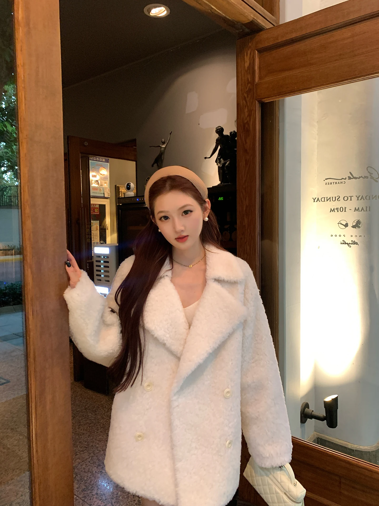 

Женское зимнее пальто из овечьей шерсти Daisy, теплое, с длинными рукавами, двубортное, на пуговицах, с темно-синим воротником, средней длины, верхняя одежда