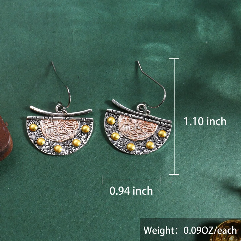 زوج واحد من الأقراط المعدنية المتدلية على شكل مروحة مصنوعة بشكل معقد بوهيمي عتيق