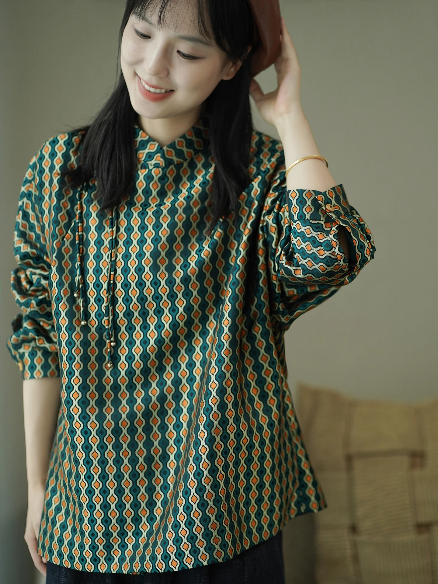 

Женская шелковая куртка с вышивкой и длинными рукавами, повседневная осенне-зимняя, в китайском традиционном стиле, с пуговицами