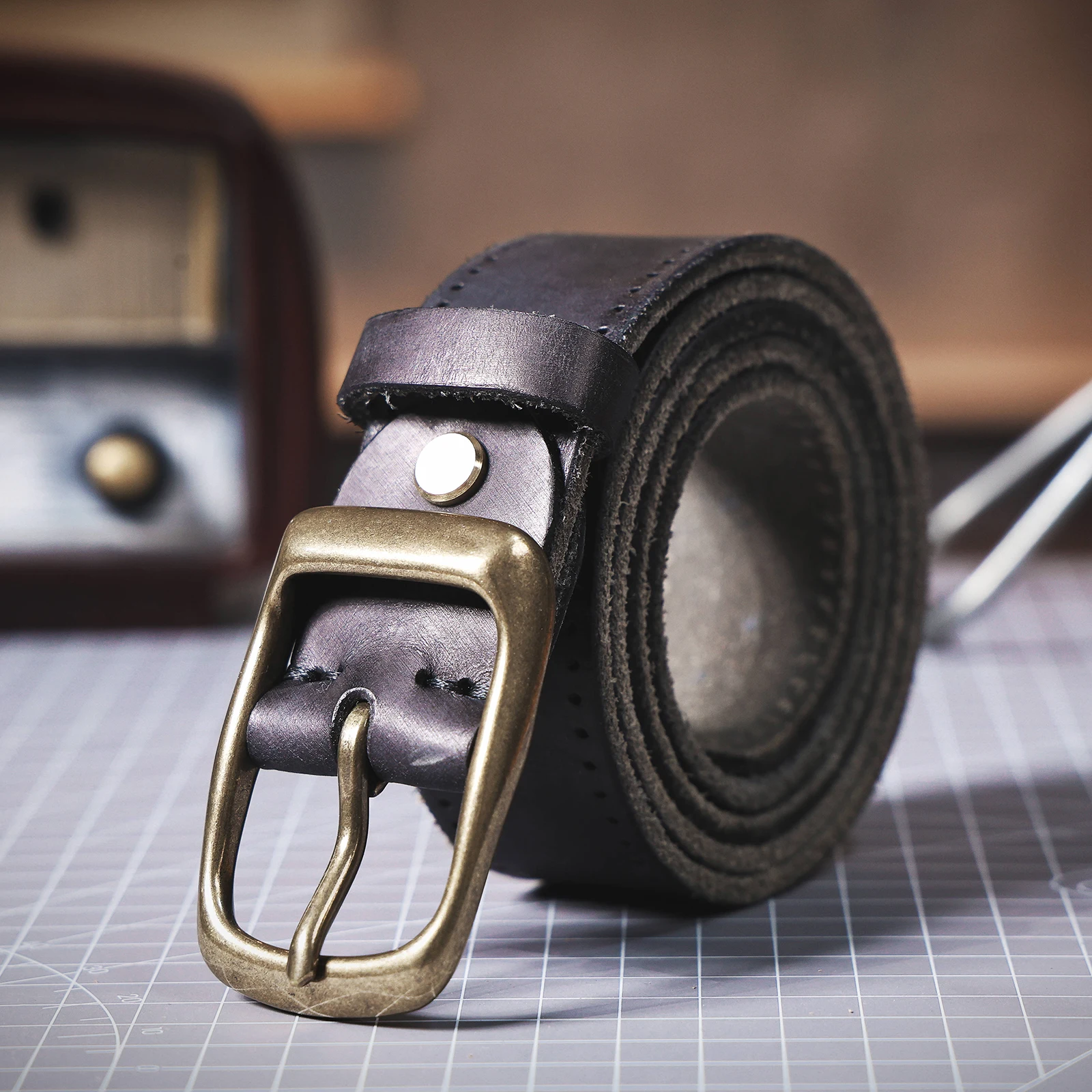 S.WORKER Vintage-Herren-Gürtel aus echtem Leder, Vollnarbenleder, lässiger, klassischer Jeansgürtel mit Messing-Dornschließe, Geschenkbox – Detail 19