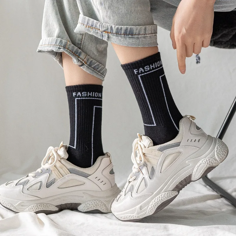 Street Men\'s Fashion Simple Black and White Mid-tube Socks Four Seasons Leisure Festival Sports Cotton Socks