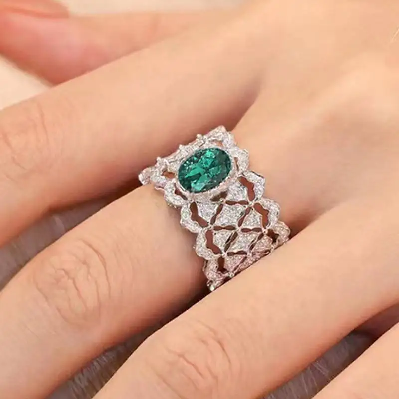 Huitan Eleganter Damen-Party-Ring mit hohlem Design, eingelegt mit leuchtend grünem CZ, modischer Hochzeits-Accessoires-Schmuck für charmante Damen, Geschenk