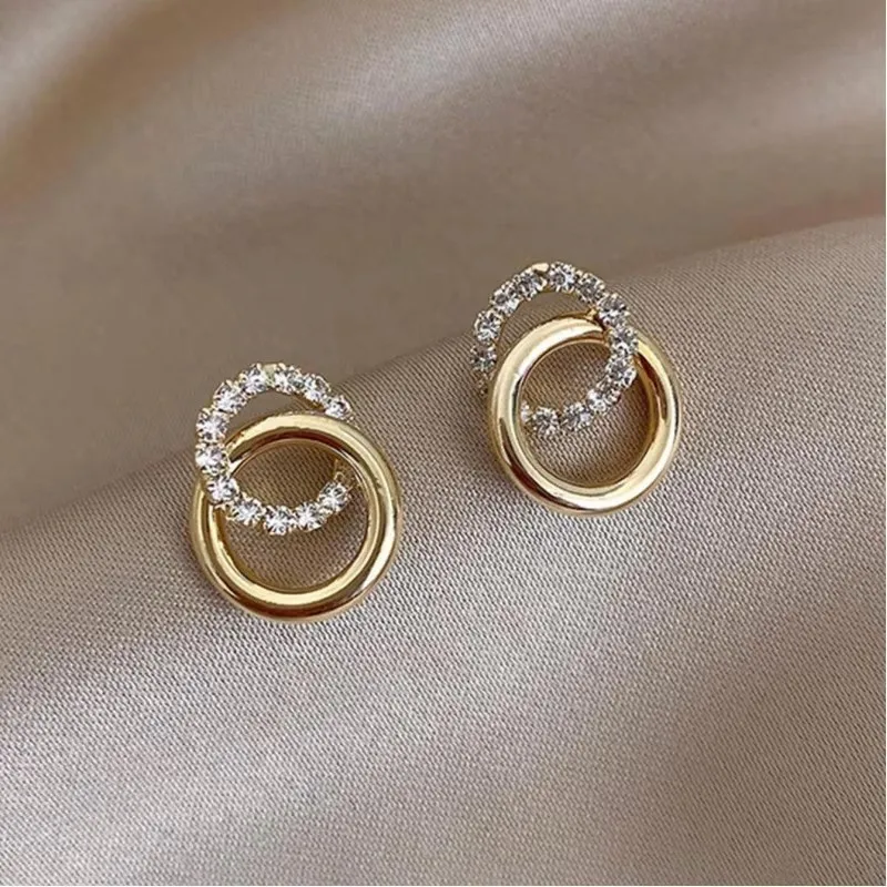 

A pair of 925 silver hollow ear studs with an engraved design, suitable for daily wear.