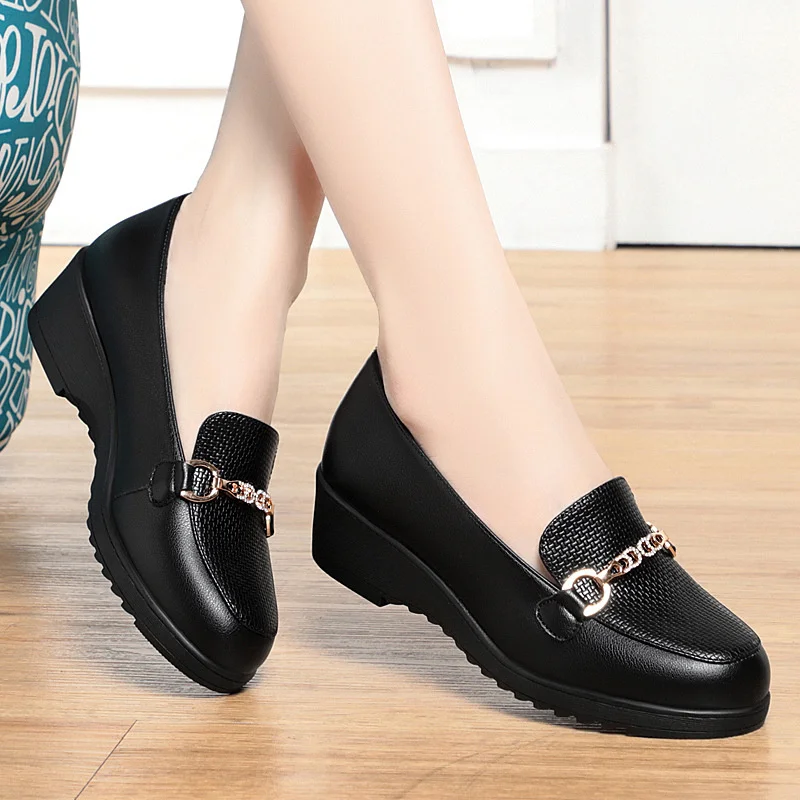 Frühling Sommer Frauen Slipper flache Schuhe Höhe zunehmende schwarze Schuhe Slip-On Mokassins lässige Keil weiche Lederschuhe