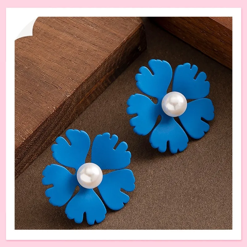 

Французские элегантные серьги-гвоздики с эмалью и жемчугом в форме лепестков, легкие роскошные, премиум-класса, для создания изысканного образа