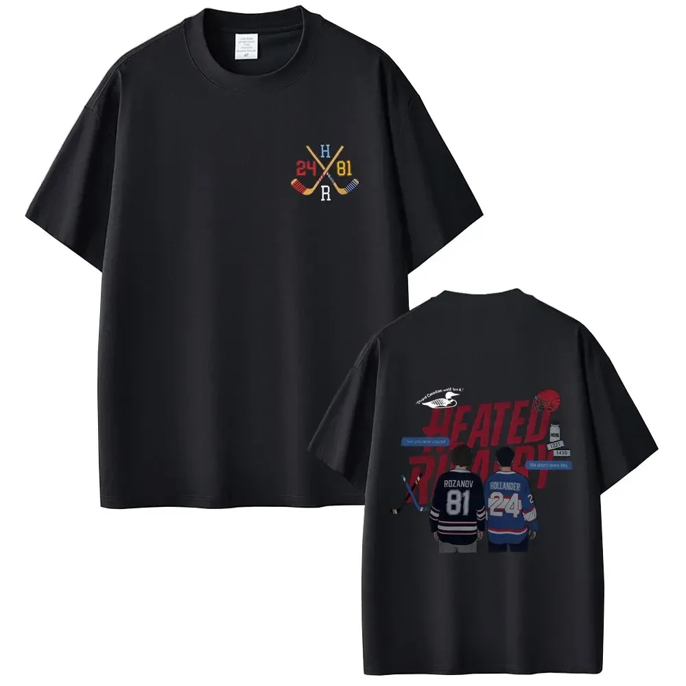 Camiseta Negra Extra Grande con Tema de Rivalidad en el Hockey - Logotipo Deportivo en la Parte Delantera y Diseño Visual de Camiseta de Jugador en la Parte Trasera