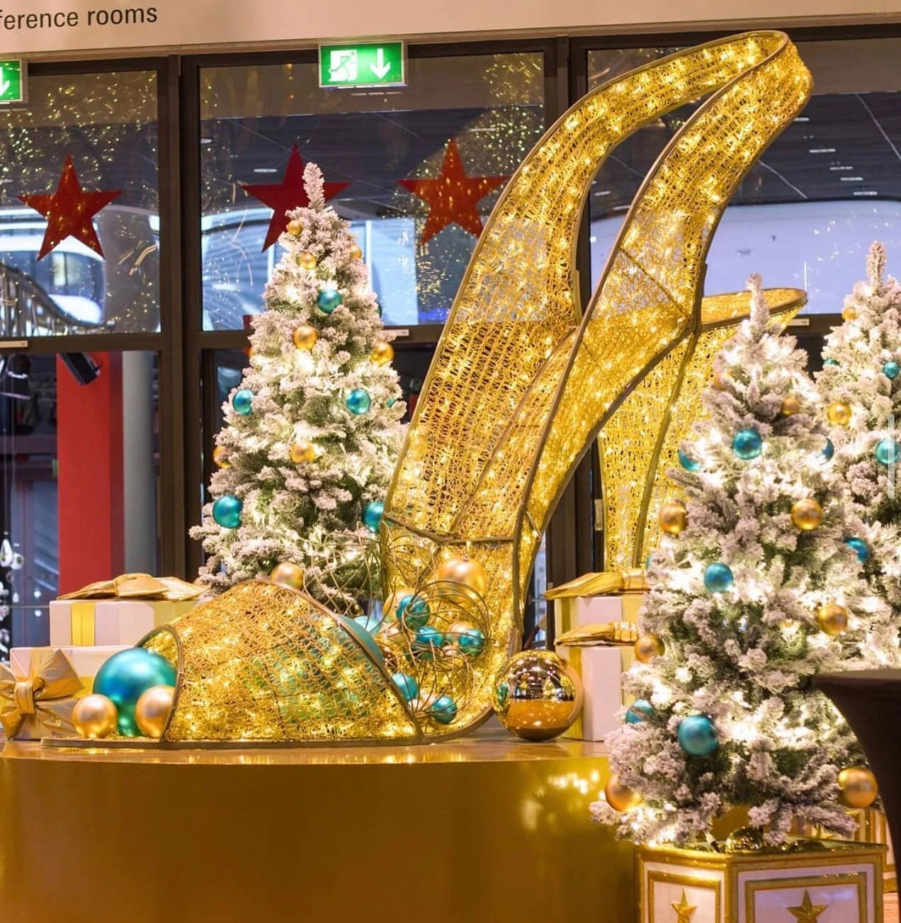 حذاء بكعب عالٍ مضيء عملاق خارجي لتزيين الشارع التجاري لمركز التسوق