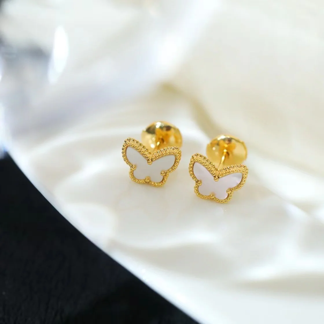 

The new butterfly natural butterfly mother earrings are suitable for girls to wear in daily wear, with a niche design