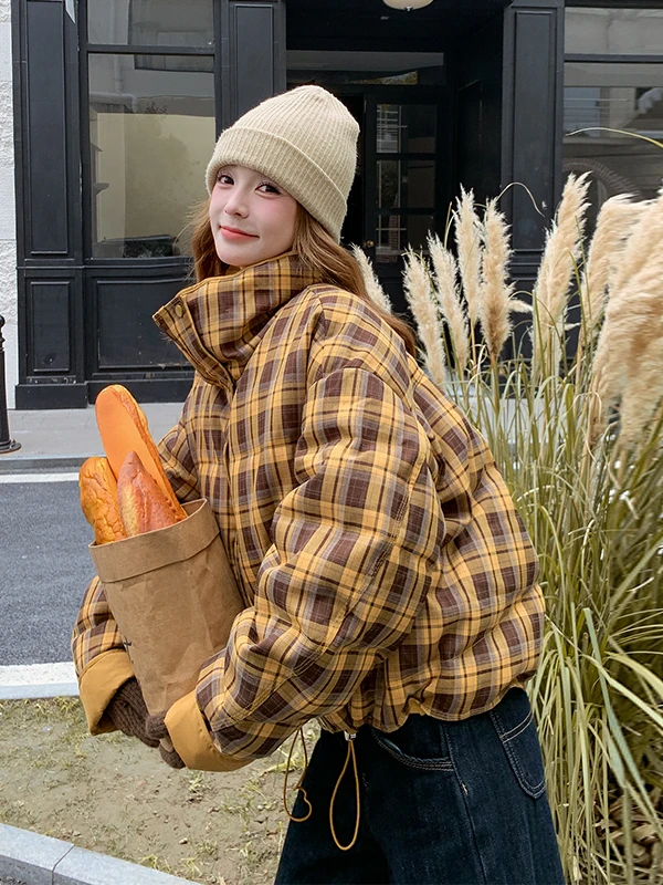 

Женская зимняя модная теплая куртка-пуховик с воротником-стойкой, в клетку, с контрастными вставками, 90% белый утиный пух