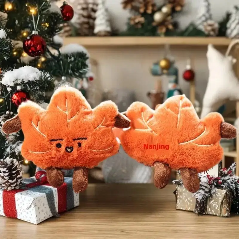 Delizioso mini portachiavi in peluche con foglie d'acero; L'arredamento dello zaino di Loved One e un regalo ideale