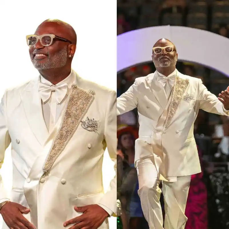 

Modern Men's Suits 2 Pieces Satin Blazer Pants Peaked Lapel Double Breasted Appliques Crystals Wedding Groom Tuxedo Customized