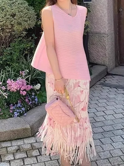 طقم صيفي أنيق للسيدات بتصميم عطلة، يتكون من صدرية بدون أكمام بثلاثة أشكال وتنورة قصيرة مزينة بالزهور والشراريب، من قطعتين، مص...