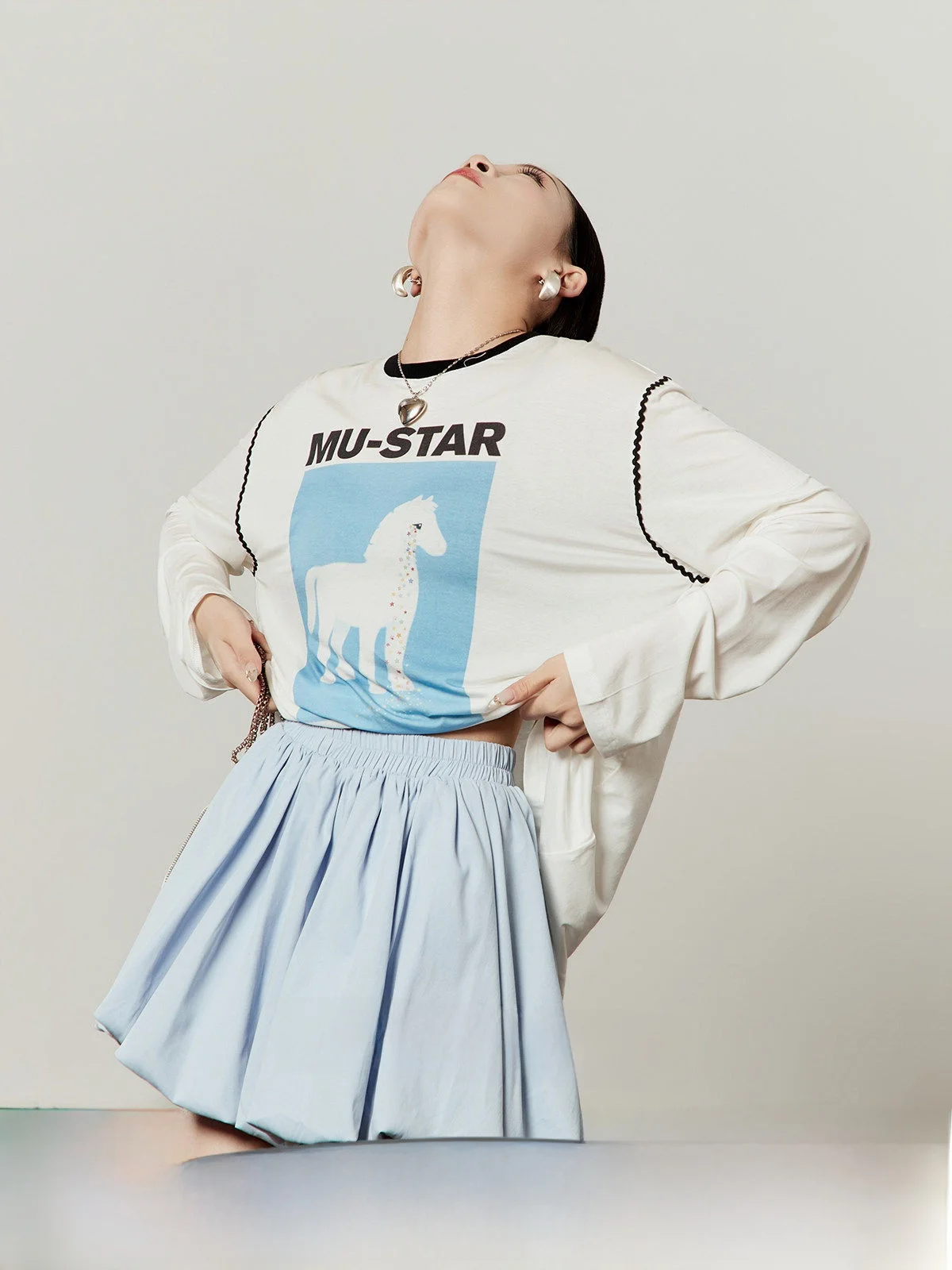 

Белая женская футболка с принтом, свободного кроя, удобная, дышащая, с длинным рукавом, круглым вырезом, укороченная модель от Zhou Li Wu