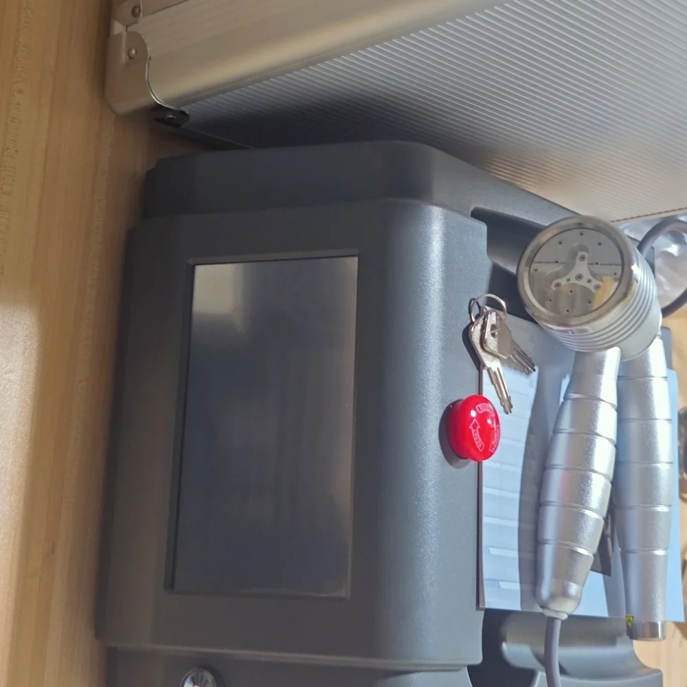 

Усовершенствованная система лазерной терапии 1055 МВт/808 нм, двухволновой инфракрасный красный свет для целевого облегчения хронического воспаления и боли