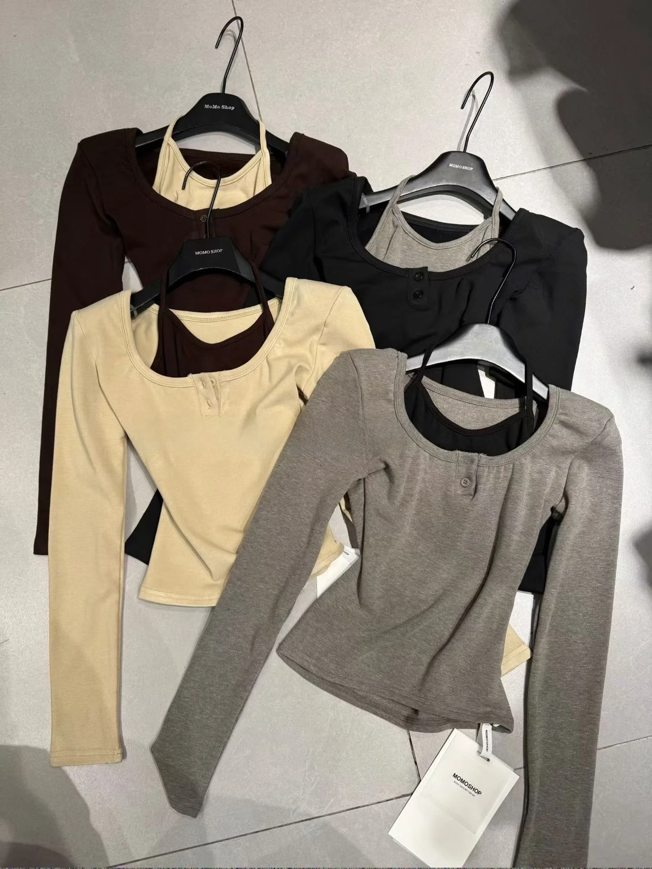 Invierno 2025 Camiseta larga de algodón suave y cómoda con cuello de dos piezas de imitación para mujer con relleno de hombros