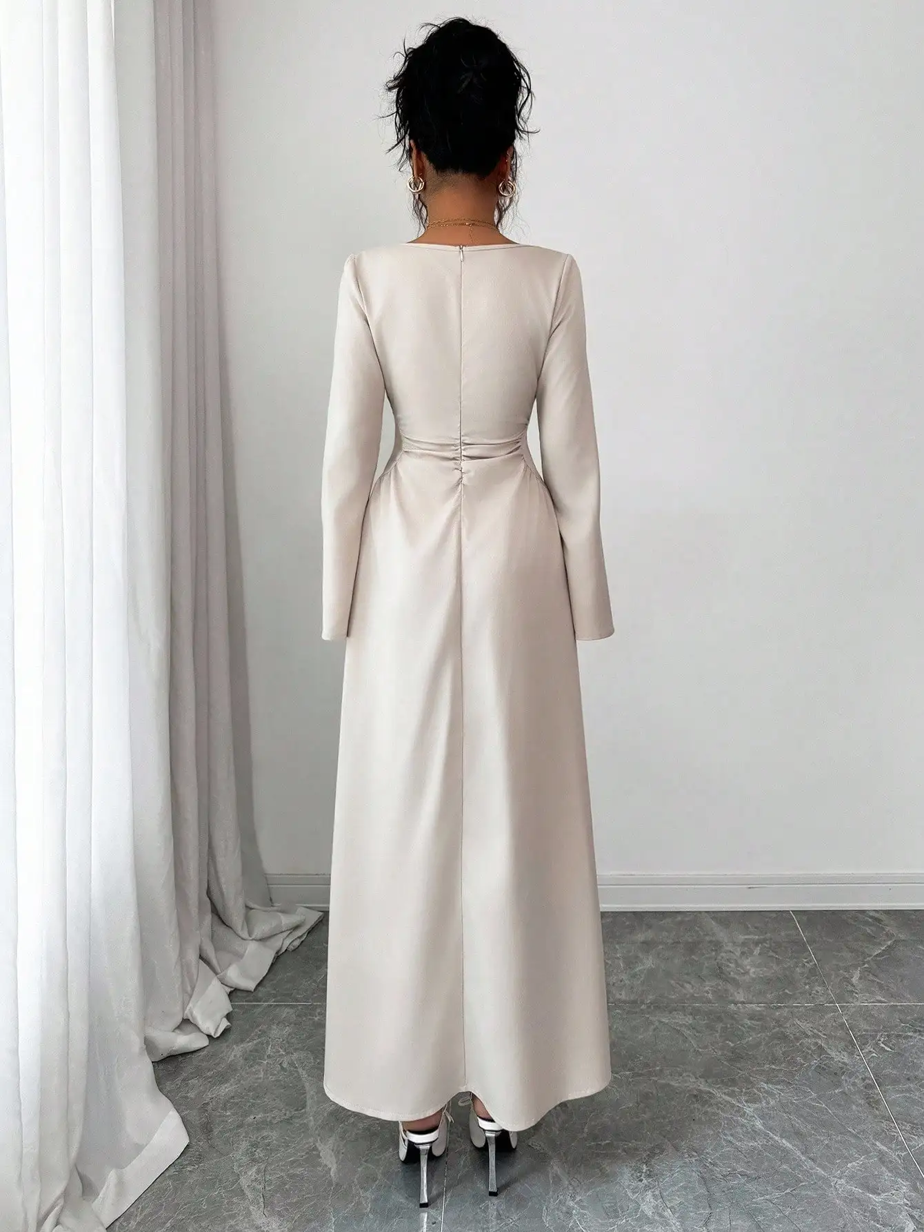 

Элегантное женское макси-платье А-силуэта с длинными рукавами, квадратным вырезом и зауженной талией